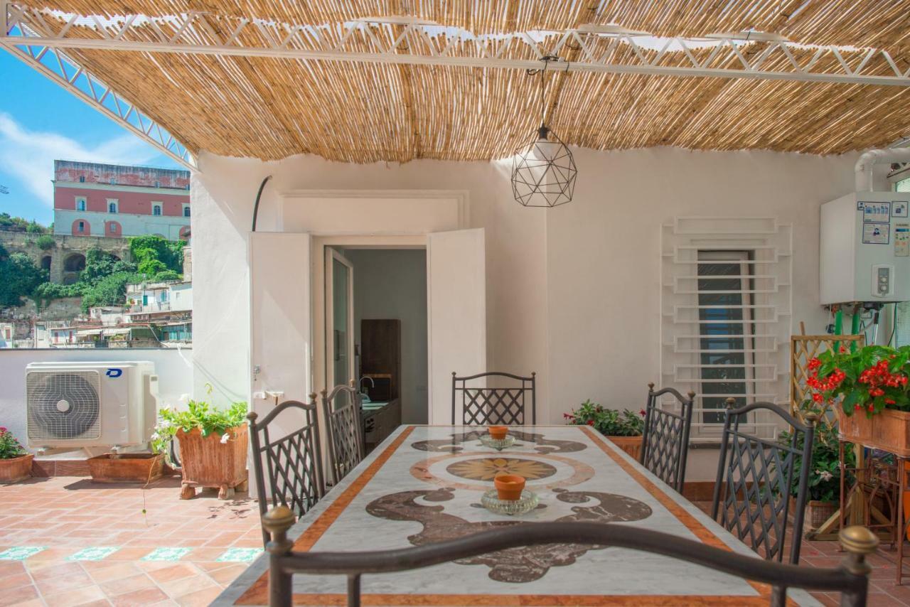 La Terrazza Di Roberta Apartment Napoli Bagian luar foto